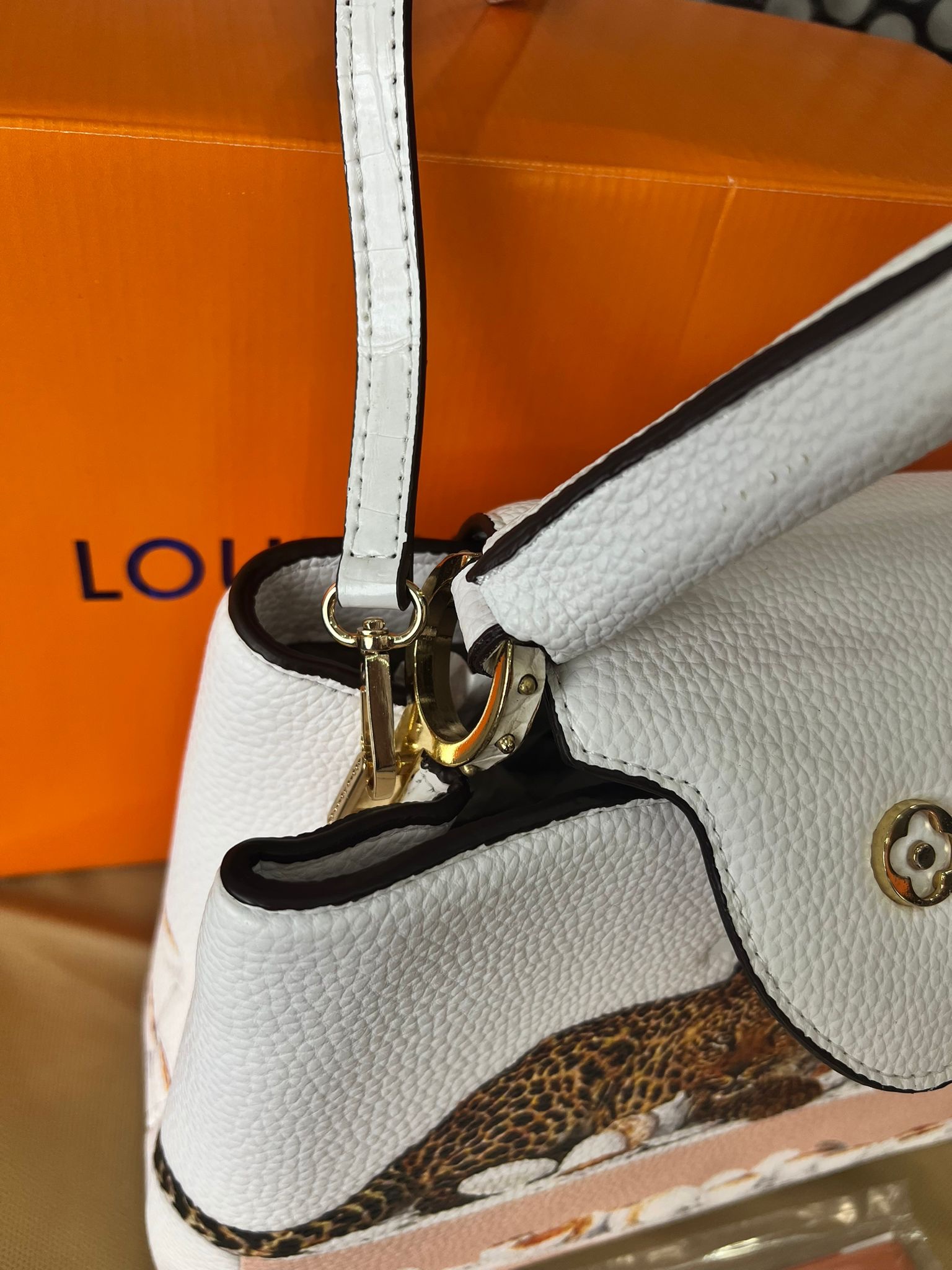 5600578f-a977-4bd5-a570-bd472f775d1c